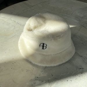 annie bing cami white fur bucket hat